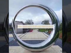 Скульптура из нержавеющей стали серебристого, золотого и серого цвета