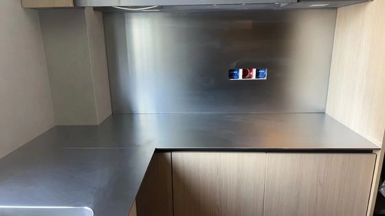 Хорошая цена Столешница для кухни из нержавеющей стали 304 с защитой от царапин и водопроводным краном онлайн